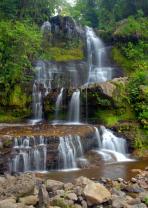 Fototapeten - Tropischer Wasserfall