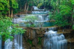 Fototapeten - Tropischer Wasserfall