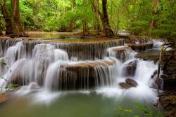 Fototapeten - Tropischer Wasserfall
