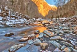 Fototapeten - Berg Fluss