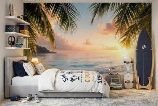 Tropischer Strand bei Sonnenuntergang mit Palmen